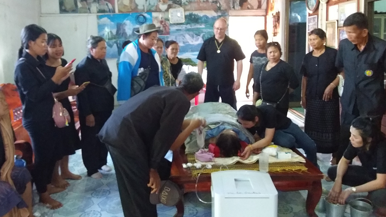 ยายตาย 3 วันแล้วฟื้น ตาสะดุ้งจะล้างหน้าศพ เห็นหายใจรีบนำกลับบ้าน