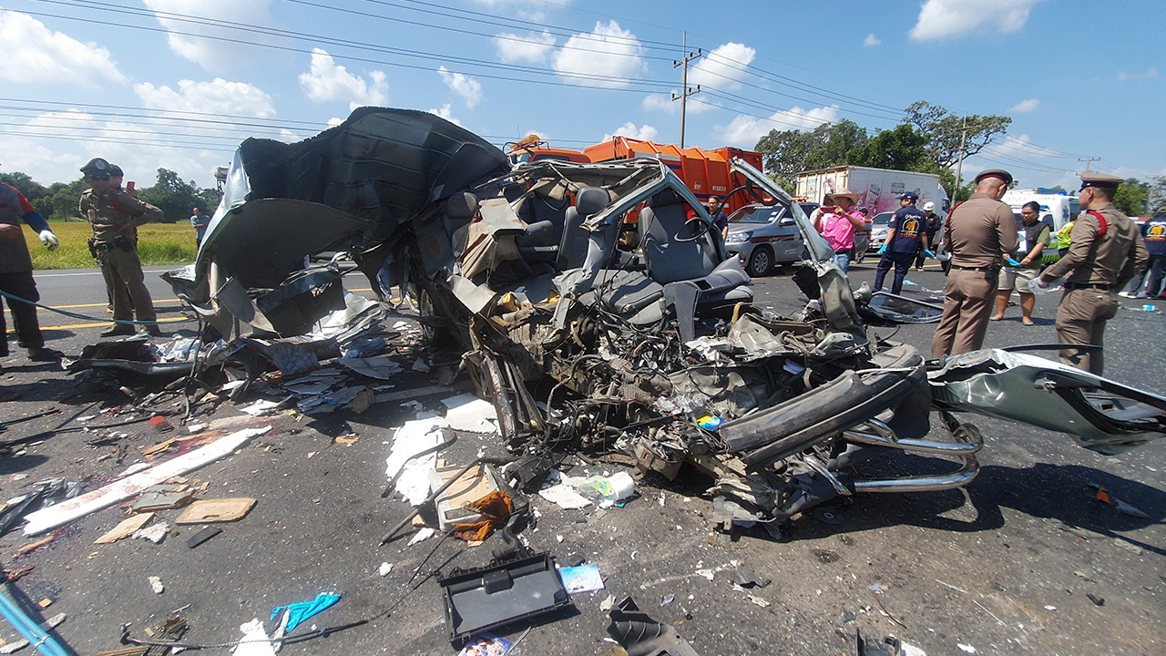 ตู้ข้ามเลนชนประสานงา 6 ล้อ พระ-ญาติโยม ดับ 7 สาหัส 4