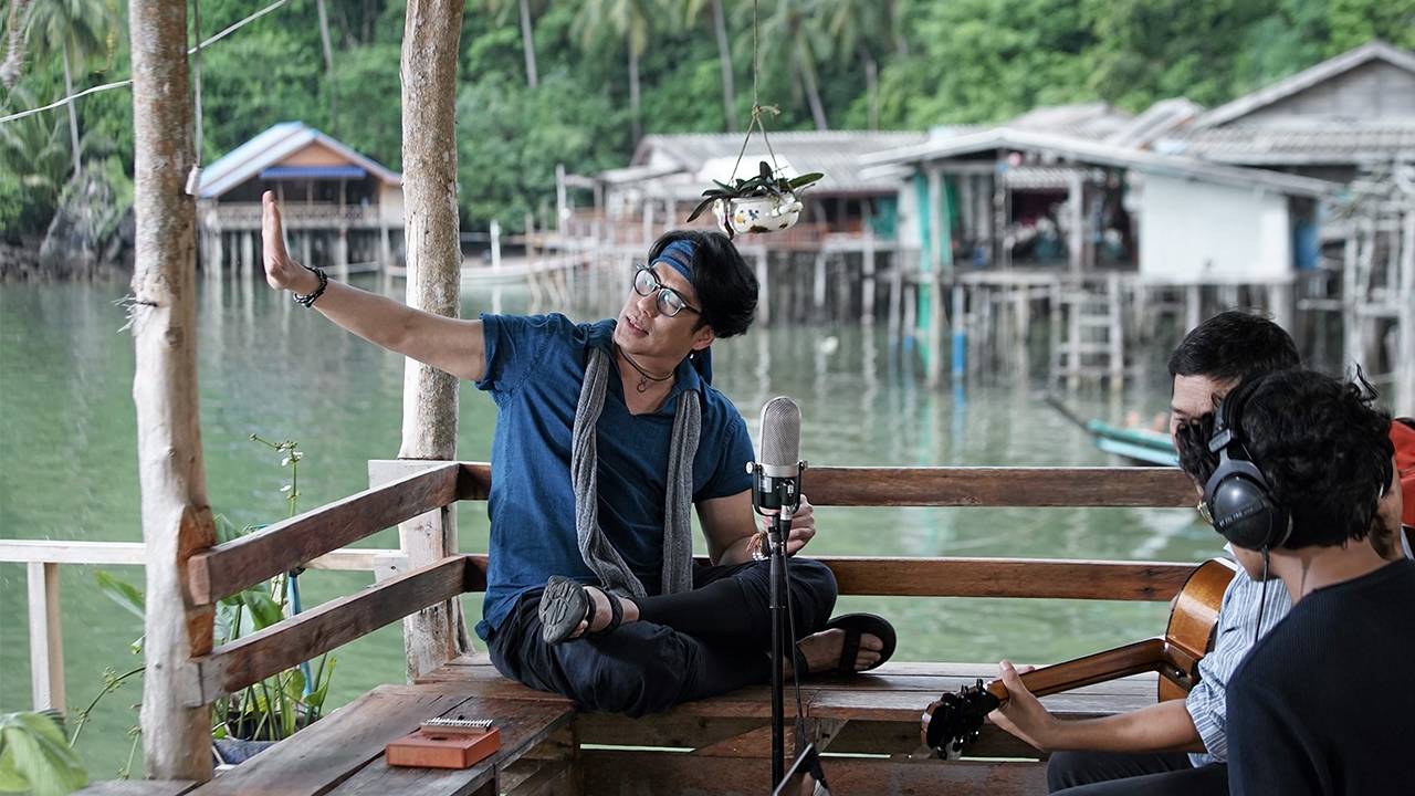 “เบิร์ด ธงไชย” บันทึกเสียงร้อง ด้วยพลังงานแสงอาทิตย์ครั้งแรก