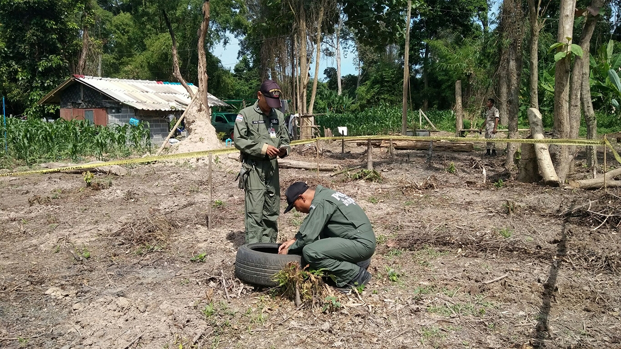 ลุงวัย 64 เอาจอบพรวนดินจะปลูกฟักทอง ขุดไปกระทบวัตถุดังกึก ช็อกเจอระเบิด