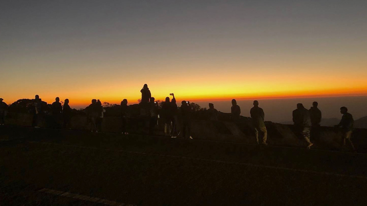 ดอยอินทนนท์เหลือ 6 องศาฯ นักท่องเที่ยวแห่ชมแสงอาทิตย์สีทองกระทบทะเลหมอก 