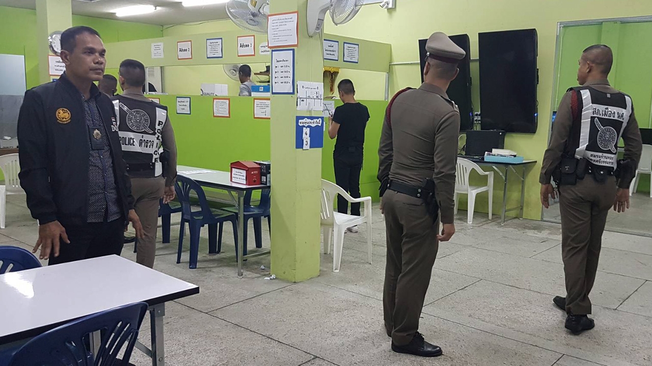 บุกทลายโต๊ะพนันบอลรายใหญ่ ไล่วัยรุ่นกลับบ้าน กำลังลุ้นศึกแดงเดือด