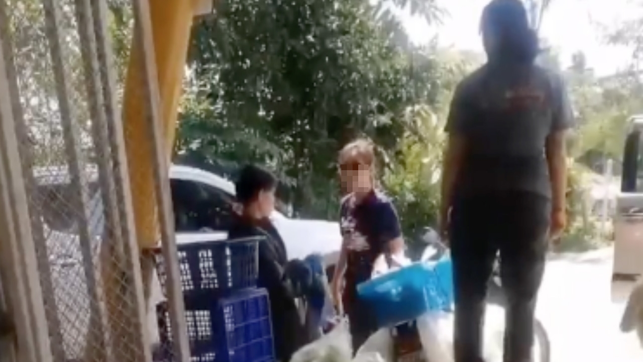ตามหา "ป้าหัวเขียว" ผลัก ถีบ ดูถูกแม่ค้าขายผัก (คลิป)