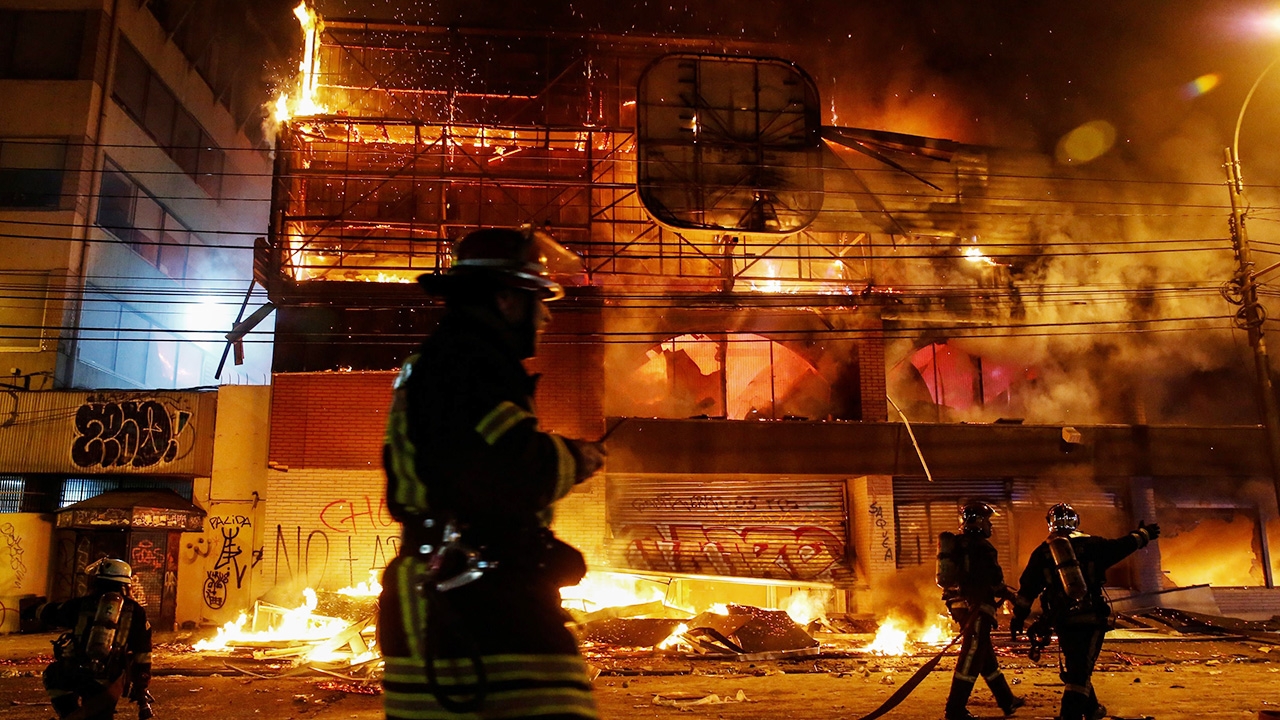 ชิลีจลาจลต้านขึ้นค่ารถไฟใต้ดิน จุดไฟเผาห้างฯ ดับ 3 ศพ-เที่ยวบินยกเลิก