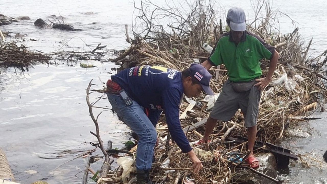 พบศพชายเอเชียลอยอืด ที่หาดทรายขาวบนเกาะช้าง ตร.เร่งสอบส่งศพชันสูตร