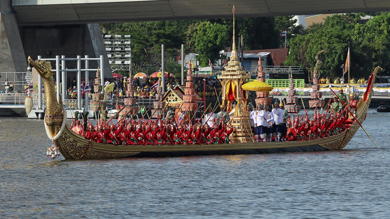 โปรดเกล้าฯ เลื่อนกำหนดเสด็จพระราชดำเนินโดยขบวนพยุหยาตราทางชลมารค เป็น 12 ธ.ค.