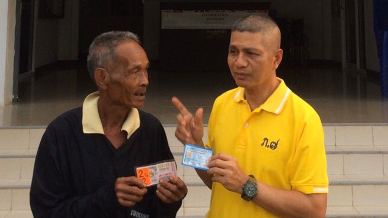 เลขที่อยากได้ไม่มี ตัดใจหยิบสลากใบอื่นแทน พ่อเฒ่าสุดเฮง ถูกหวย 12 ล้าน