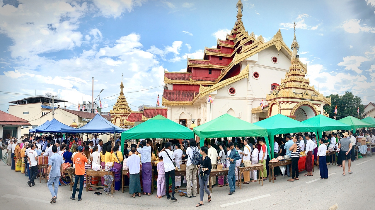ชาวพุทธนับพันร่วมตักบาตร คณะธรรมยาตรา 5 แผ่นดินลุ่มน้ำโขงที่เชียงตุง