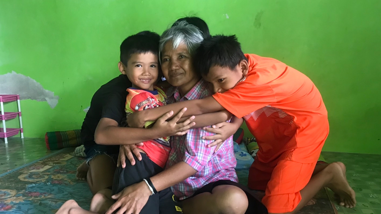 หาคนเดียวเลี้ยง 4 ปาก วอนช่วยเหลือยายตาบอด ดูแลหลานๆ ไม่เคยบ่นเหนื่อย