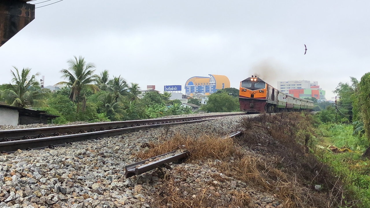 สาวคิดสั้น ซดเบียร์ย้อมใจ นอนขวางรถไฟ ถูกขยี้ร่างเละดับสยอง 
