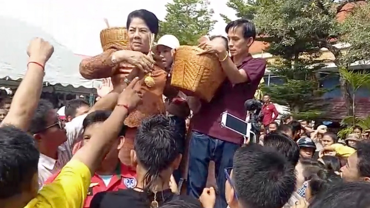 กฐินวัดดังเมืองชล โปรยทานกว่าครึ่งล้าน ชาวบ้านหลายพันแห่แย่ง เกือบวุ่น