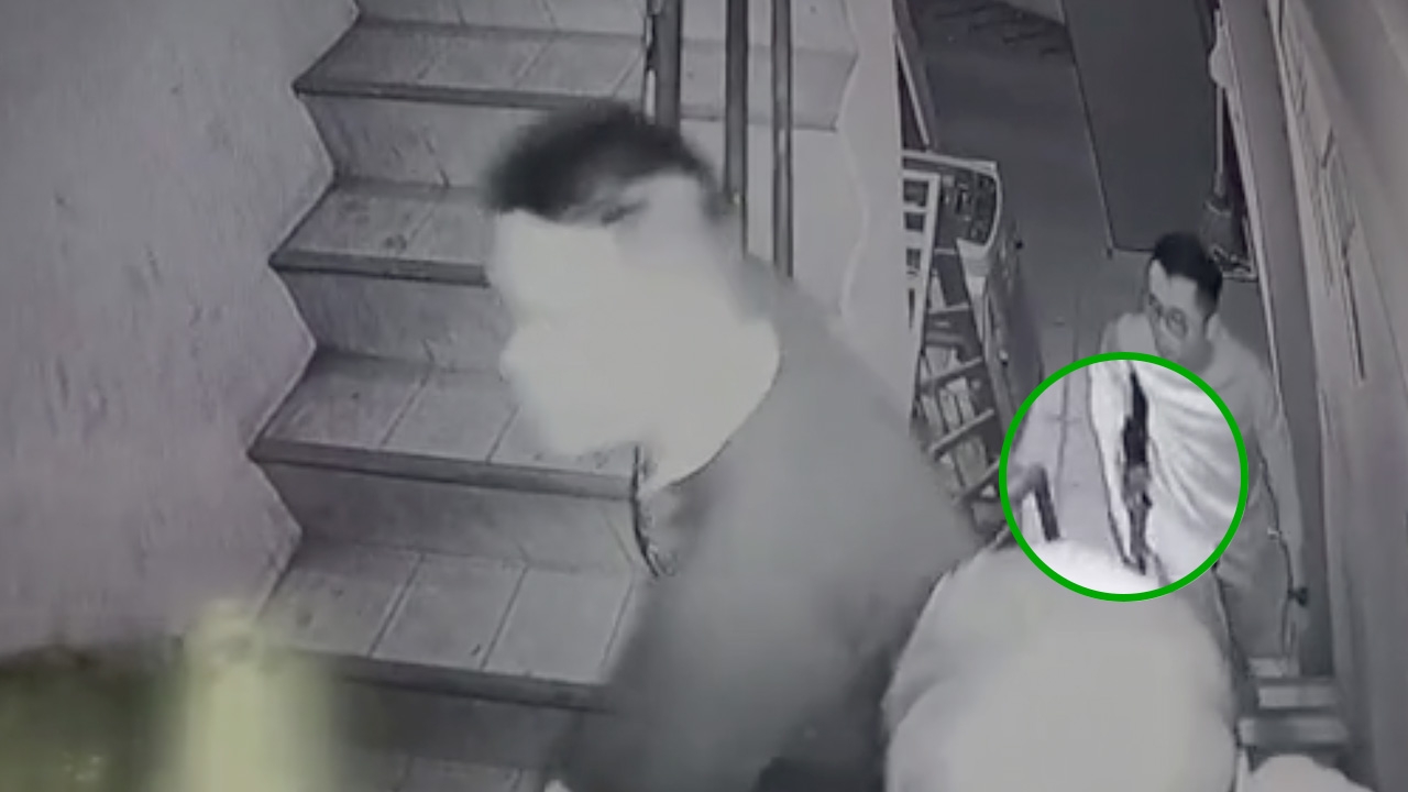 แจงคลิปชายฉกรรจ์ถือ M16 บุกอพาร์ตเมนต์ เป็นตำรวจจับยา (คลิป)