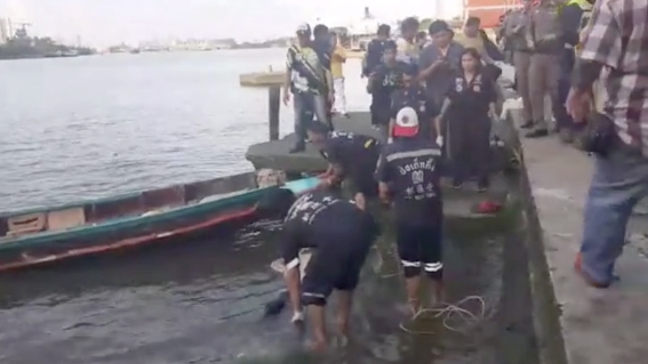 พ่อเห็นศพลูก นศ. ม.ดัง ดิ่งสะพานภูมิพล ลงเจ้าพระยาจมหาย ถึงปล่อยโฮ