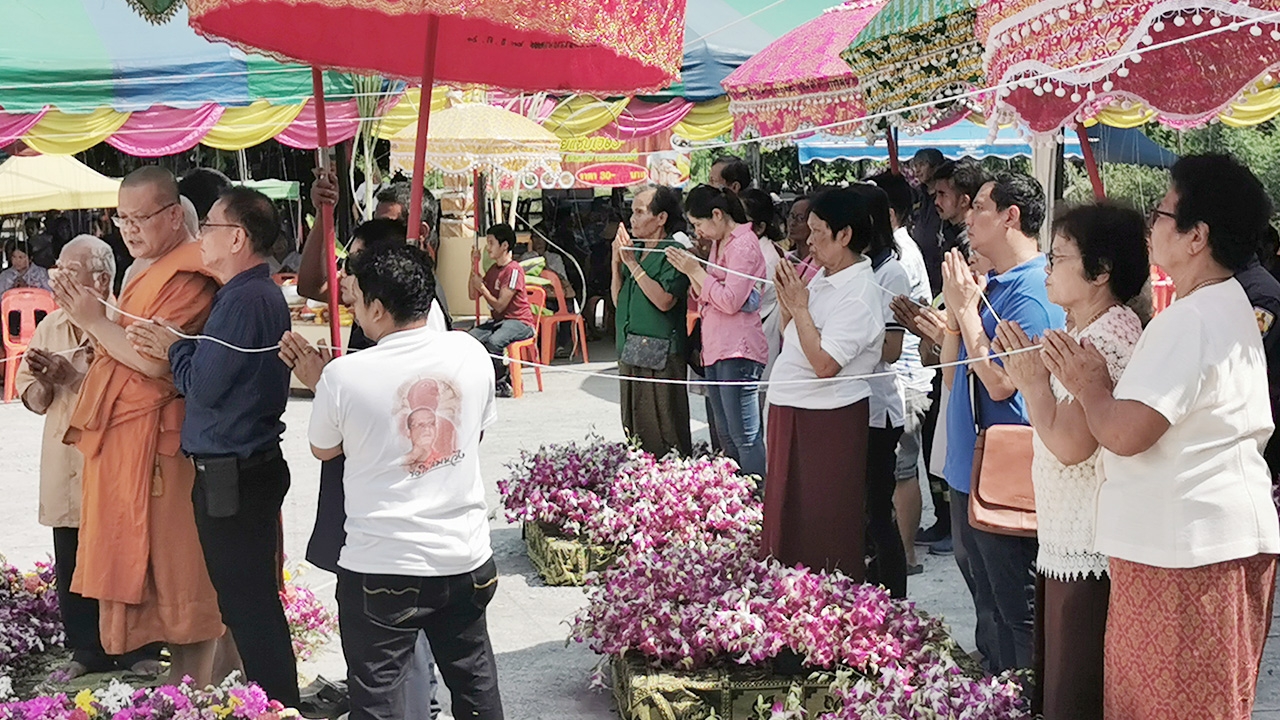 เซียนหวยรุมส่อง "เลขเด็ด" กฐินวัดดังนครปฐม เชื่อจะมีโชคถูกรางวัลที่ 1