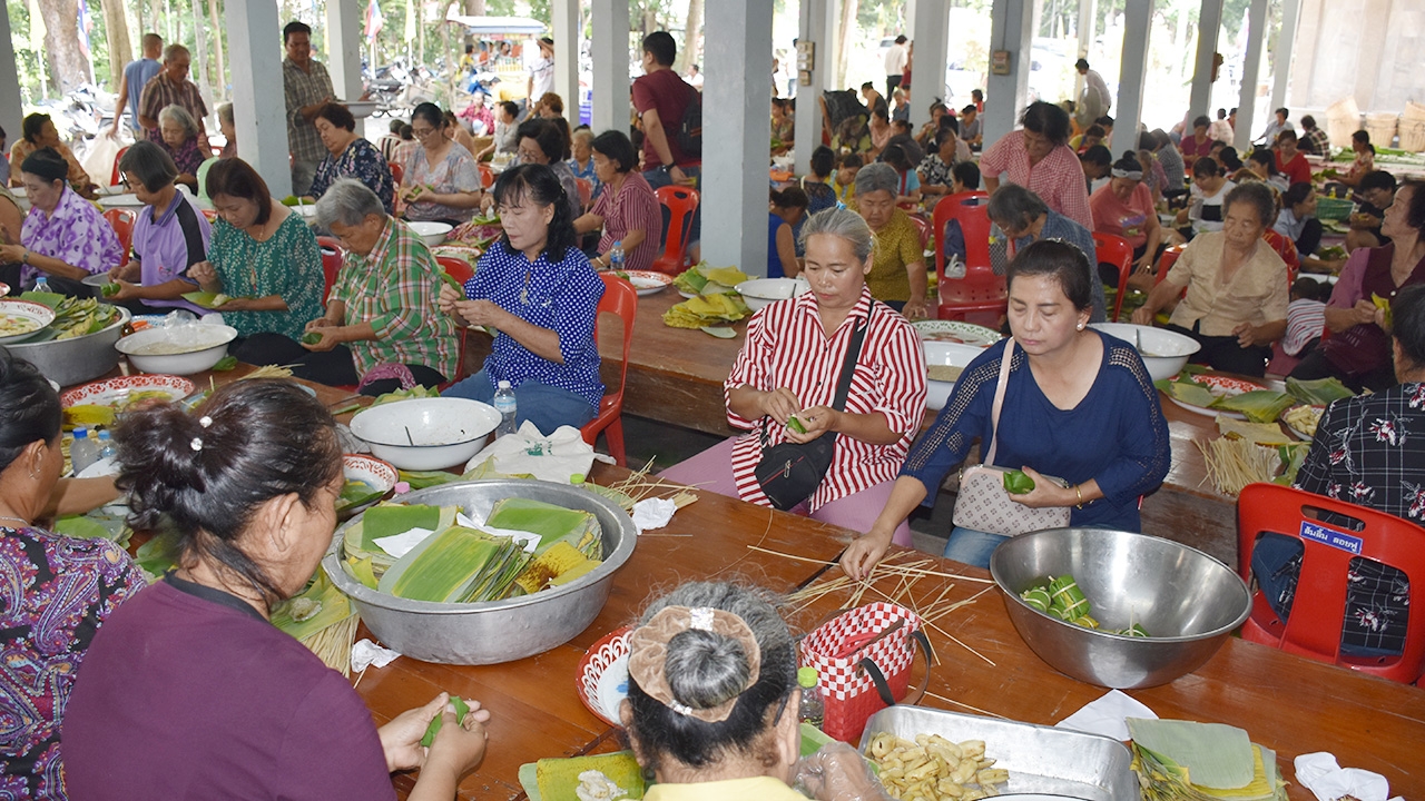 ชาวบ้านร่วมใจทำ ข้าวต้ม 1 แสนมัด ข้ามวันข้ามคืนแจก เพื่อความเป็นสิริมงคล