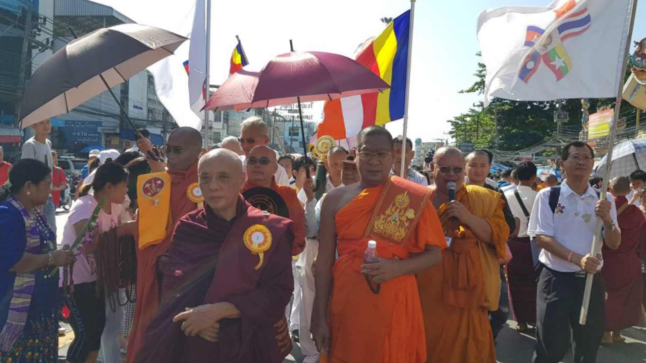 เปิดธรรมยาตรา 5 แผ่นดินลุ่มน้ำโขง ชาวพุทธ 2 ชาติ  ปิดถนนตักบาตร