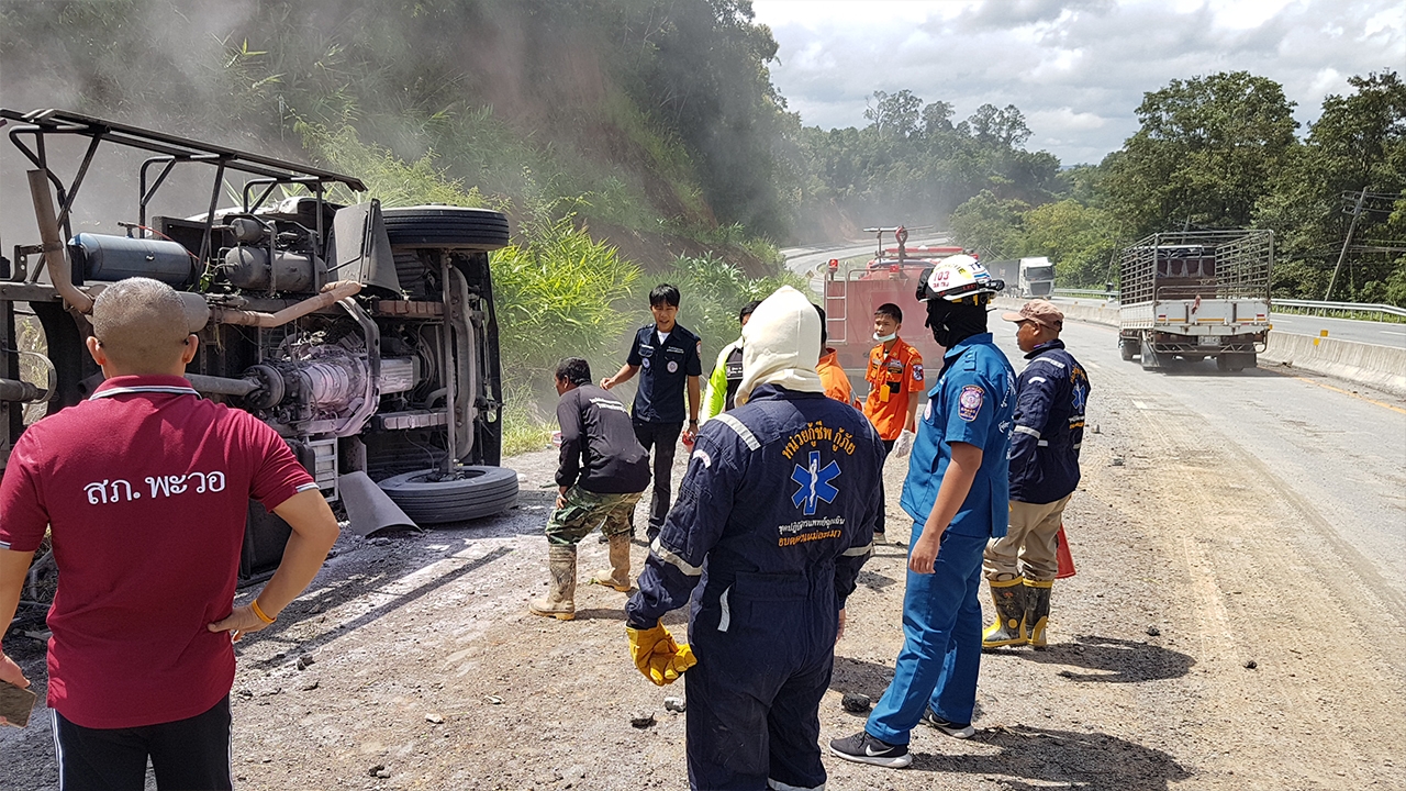 หนุ่มขับพ่วง 18 ล้อหลุดโค้งลงเขา ตู้คอนเทนเนอร์ทับลูกดับ เมียสาหัส