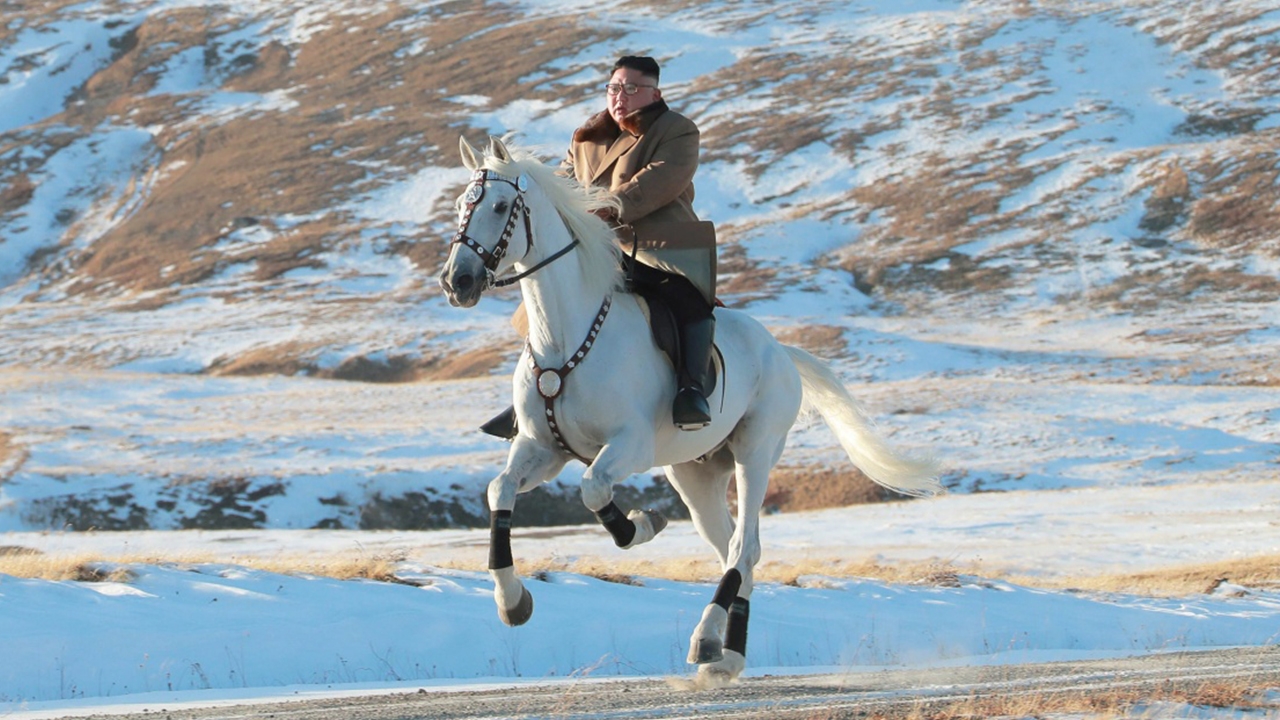 ฮือฮา คิม จอง อึน ขี่ม้าสีขาว ขึ้นภูเขาศักดิ์สิทธิ์ แพ็กตู