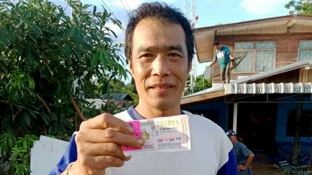 หนุ่มวังสะพุง กระบะชนบ้านพัง นำเลขที่บ้านไปลุ้นโชค โคตรเฮงถูกหวย 12 ล้าน