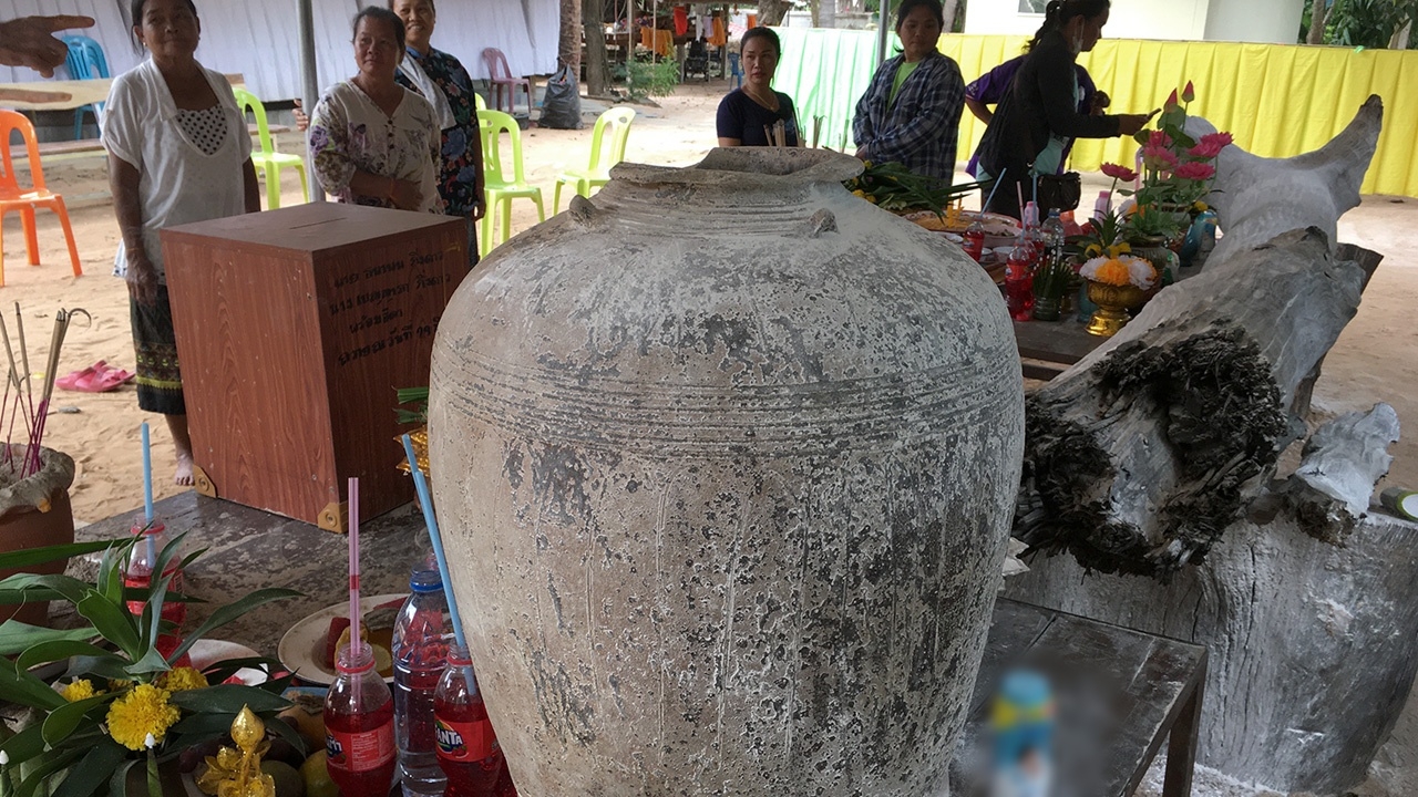 ชาวบ้านแห่ขอโชคลาภ "ปู่คำ ย่าทอง" คอหวยโรยแป้งพบเลขมงคล 57