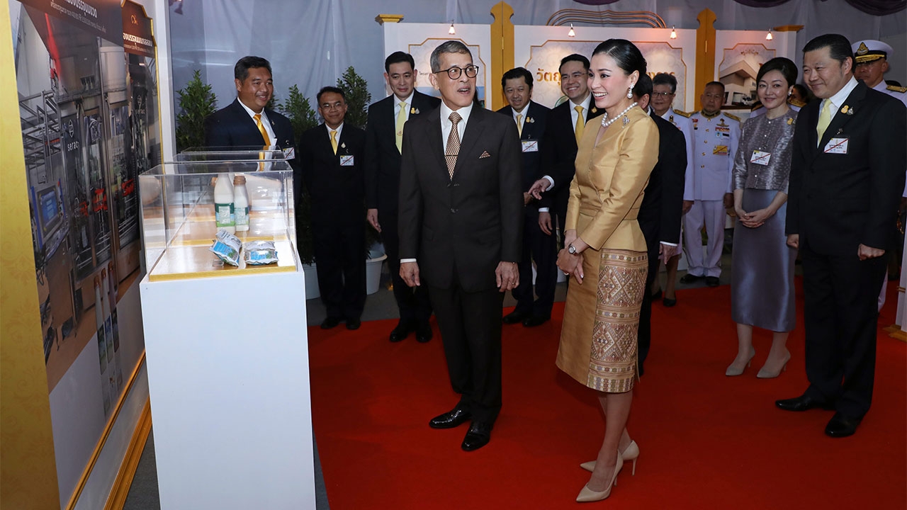 ในหลวง-พระราชินี เสด็จพระราชดำเนินทรงประกอบพิธีเปิดอาคารศูนย์รวมนม สวนจิตรลดา