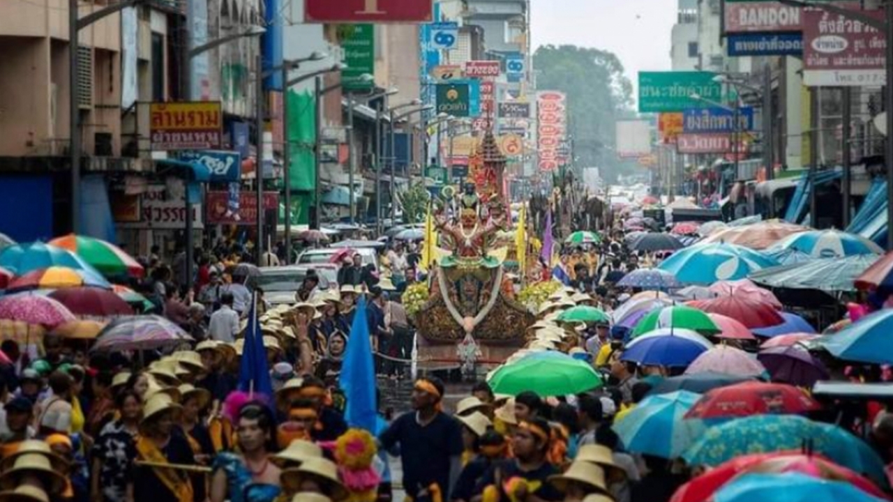 ออกพรรษาตรงหยุดยาว คนนับแสนแห่ร่วมประเพณีชักพระ ที่สุราษฎร์ฯ สุดคึกคัก