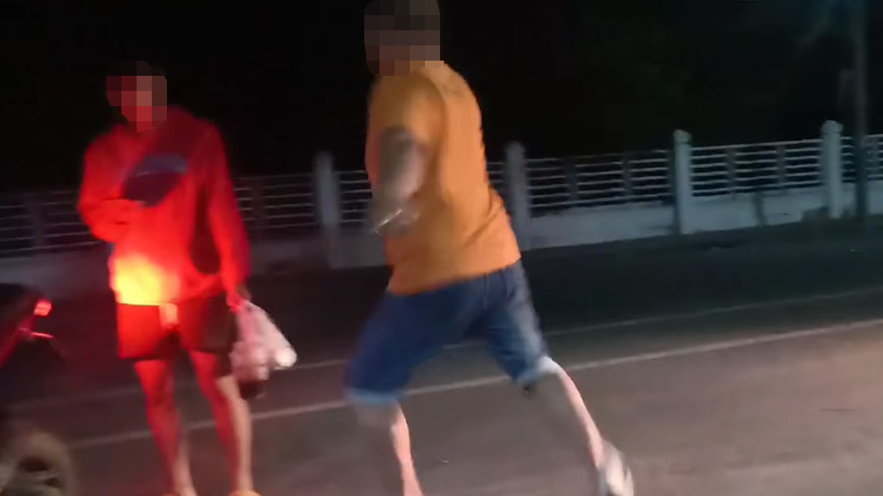 โซเชียลแชร์คลิป ชายแปลกหน้าหัวร้อน ด่ากราด ตบหน้าผู้หญิง ซ้ำถือมีดขู่