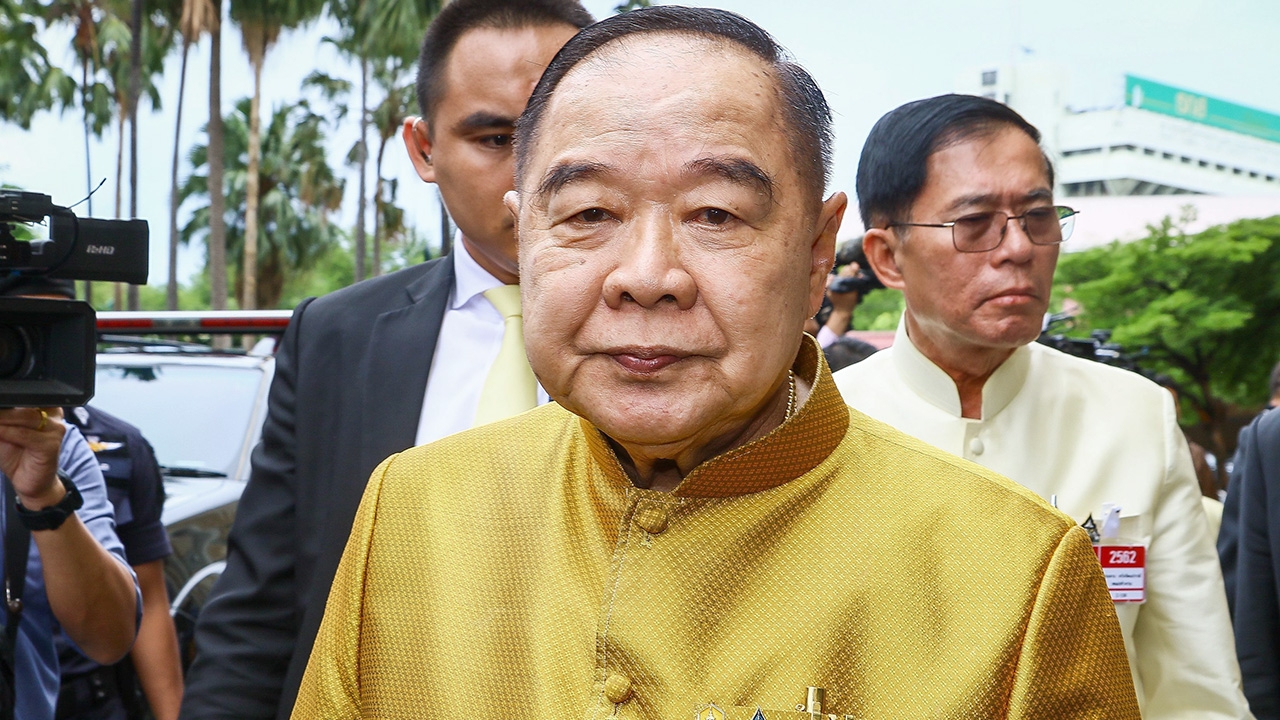 "บิ๊กป้อม" โดดป้อง "บิ๊กแดง" ปัดตอบเสียงร้อง ถอดพ้นจ่าฝูง ทบ.