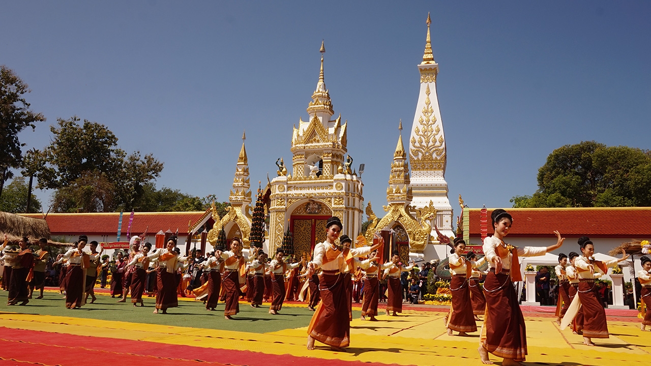จัดอลังการสาวงาม 7 ชนเผ่า รำบูชาองค์พระธาตุพนม นักท่องเที่ยวแห่ชื่นชม 