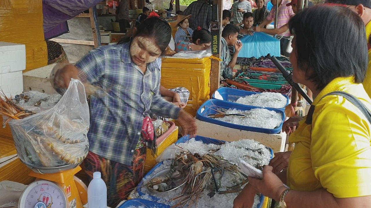 หยุดยาวนักท่องเที่ยวทะลักชายแดนไทยพม่า ตลาดแม่สอดคึกคัก