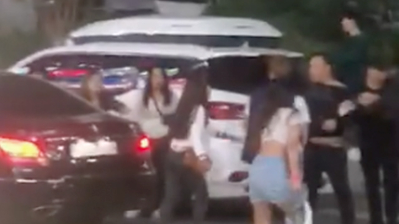 ชาวเน็ตร้องยี้ สาวไทยตบกันกลางถนนที่เกาหลีร้องลั่น "อันนี้ผัวหนู" (คลิป)