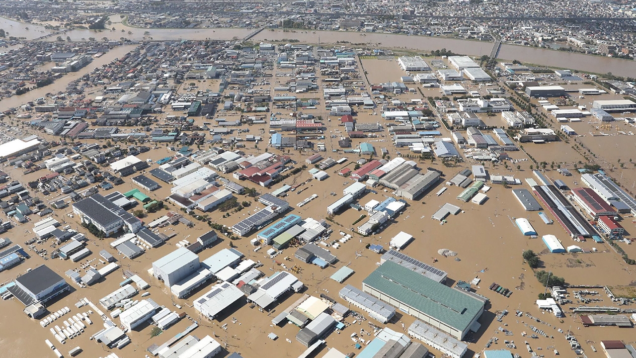 ญี่ปุ่นส่งทหารนับหมื่นช่วยเหยื่อ ‘ฮากิบิส’ ยายวัย 70 หล่นฮ.กู้ภัยดับสลด