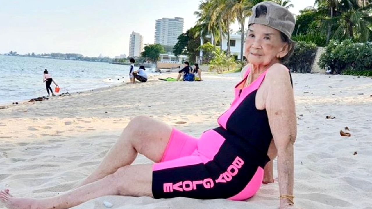 นางแบบเก่า คุณยายมารศรี ใส่ชุดว่ายน้ำสีชมพูสดใสในวัย 98 ปี