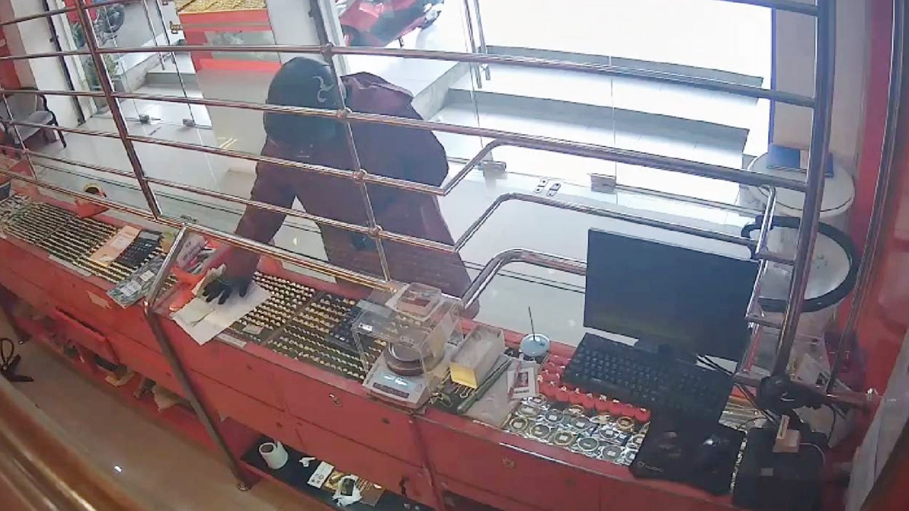 คนร้ายบุกเดี่ยวชิงทอง 5 บาท ร้านทองทวีชัย 9 ย่านหนองแขม ก่อนหนีไปได้