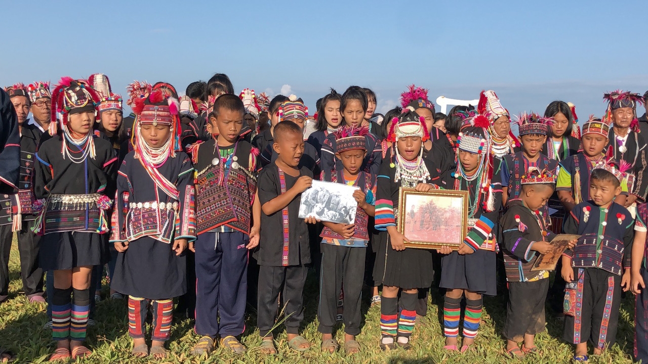 เยาวชนอาข่า เดินขึ้นดอยสะโง้ ร้องเพลงรำลึก "พ่อหลวง รัชกาลที่ 9" 