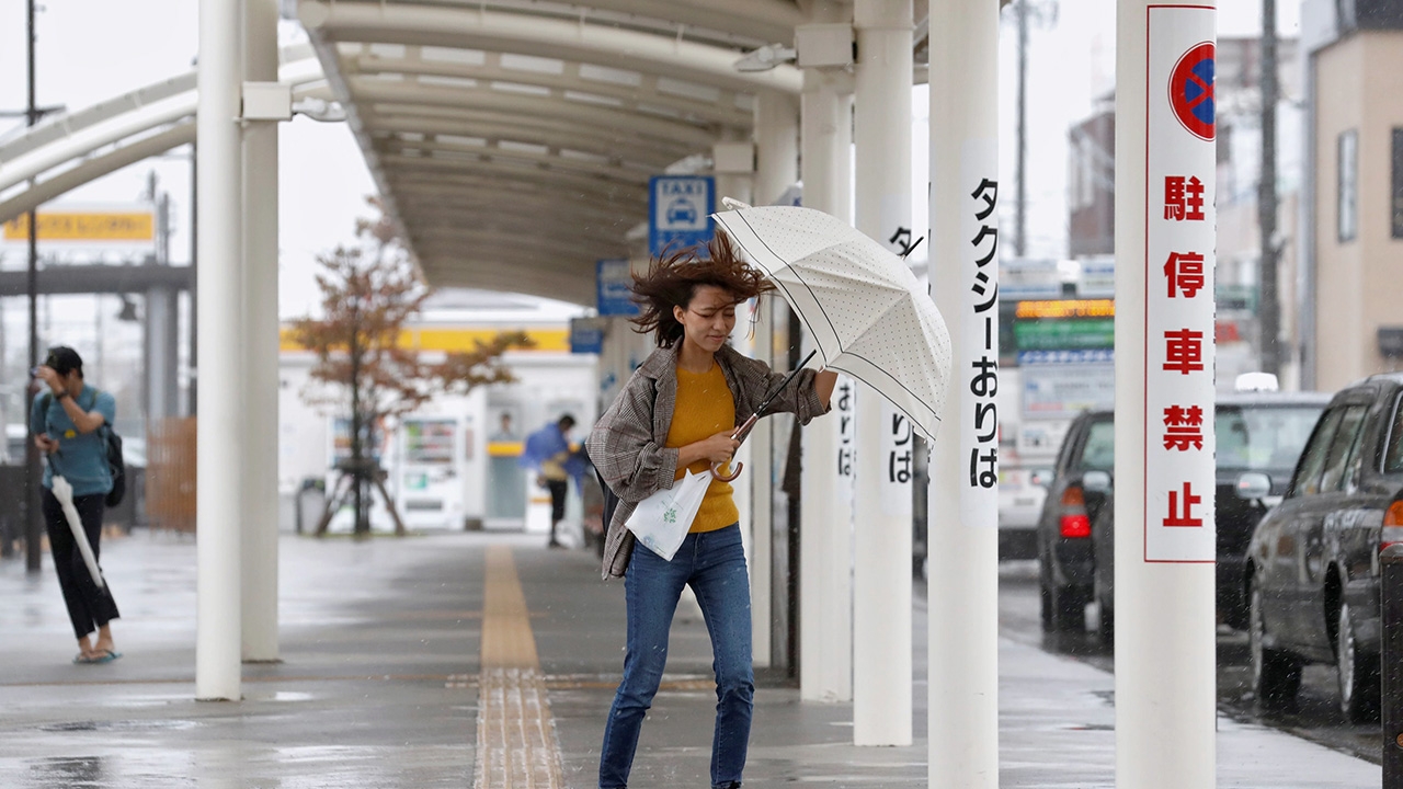 ขอบไต้ฝุ่น "ฮากิบิส" ถึงโตเกียว ฝนหนัก ไฟดับวงกว้าง บ้านพังเสียหาย