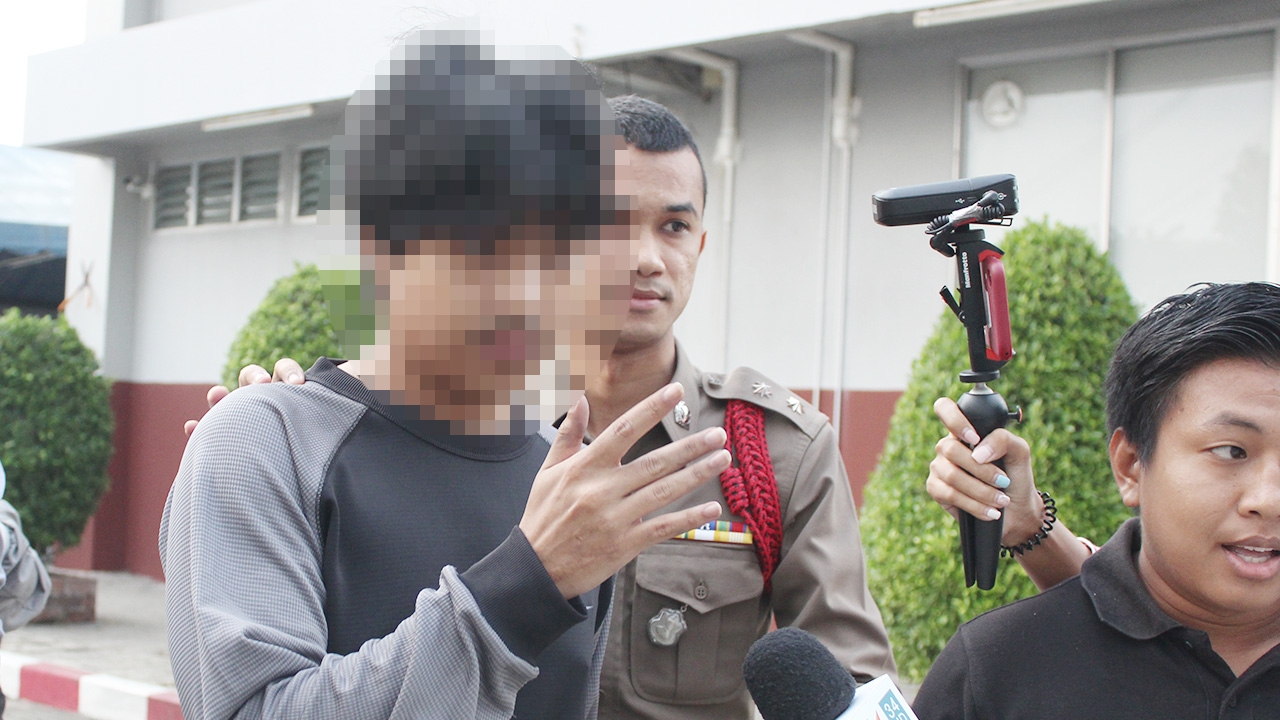 ตำรวจแจ้ง 3 ข้อหา หนุ่มหัวร้อนถ่มน้ำลาย ชักมีดขู่ตายายถอยรถ (คลิป)