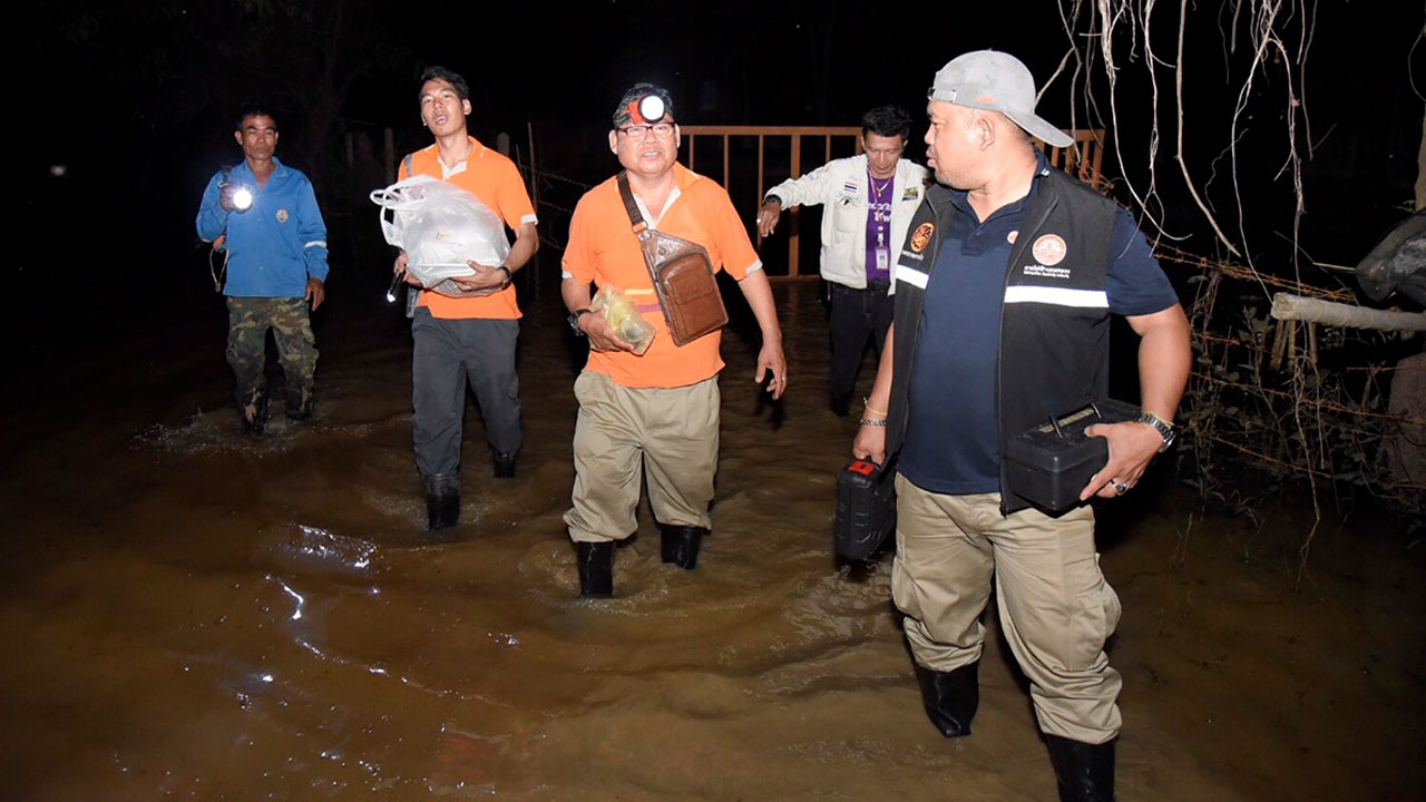 กฟน. ลงพื้นที่ต่อเนื่อง 4 วัน ซ่อมอุปกรณ์ไฟฟ้าผู้ประสบอุทกภัย จ.อุบลฯ