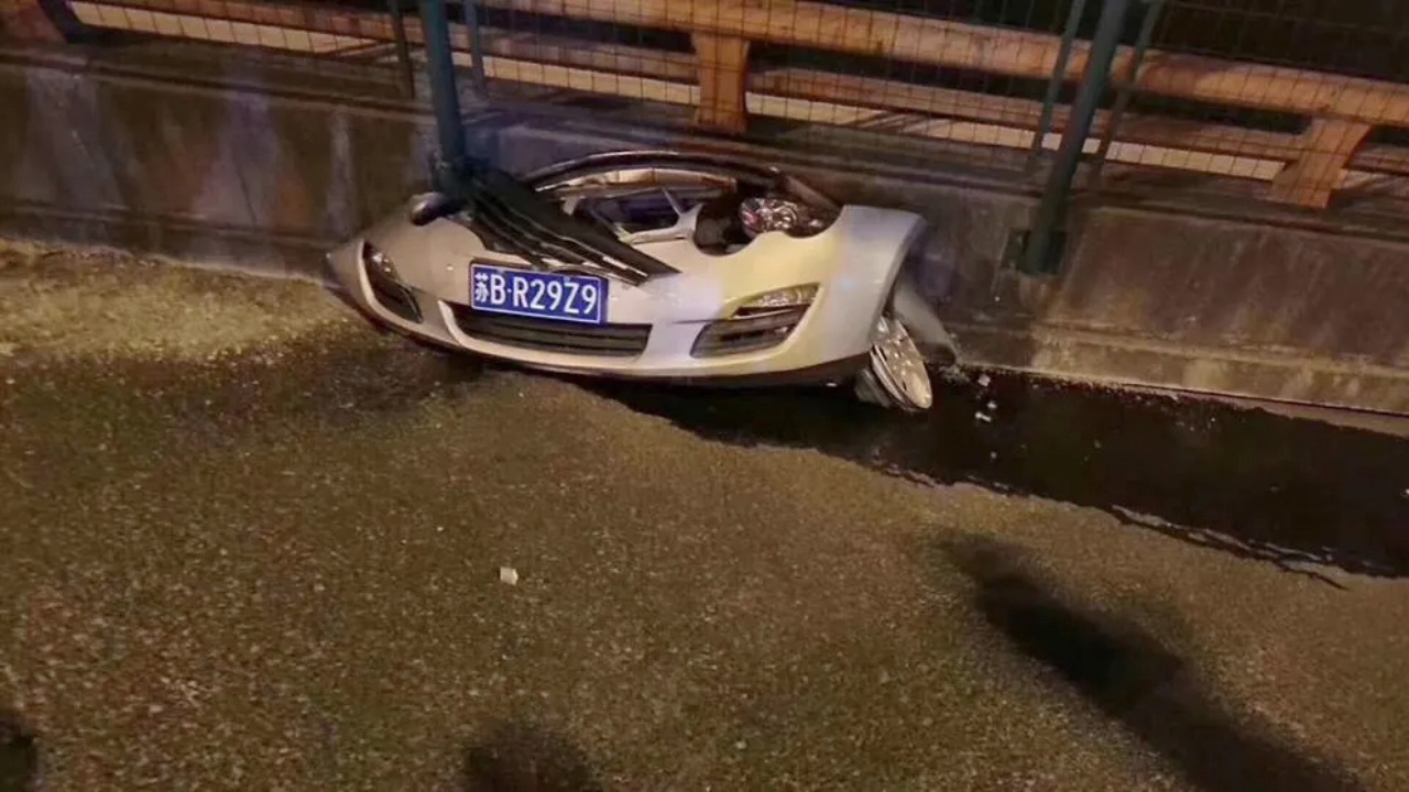 สยอง ทางยกระดับในจีนพังถล่ม ทับรถยนต์ติดใต้ซากหลายคัน (คลิป)