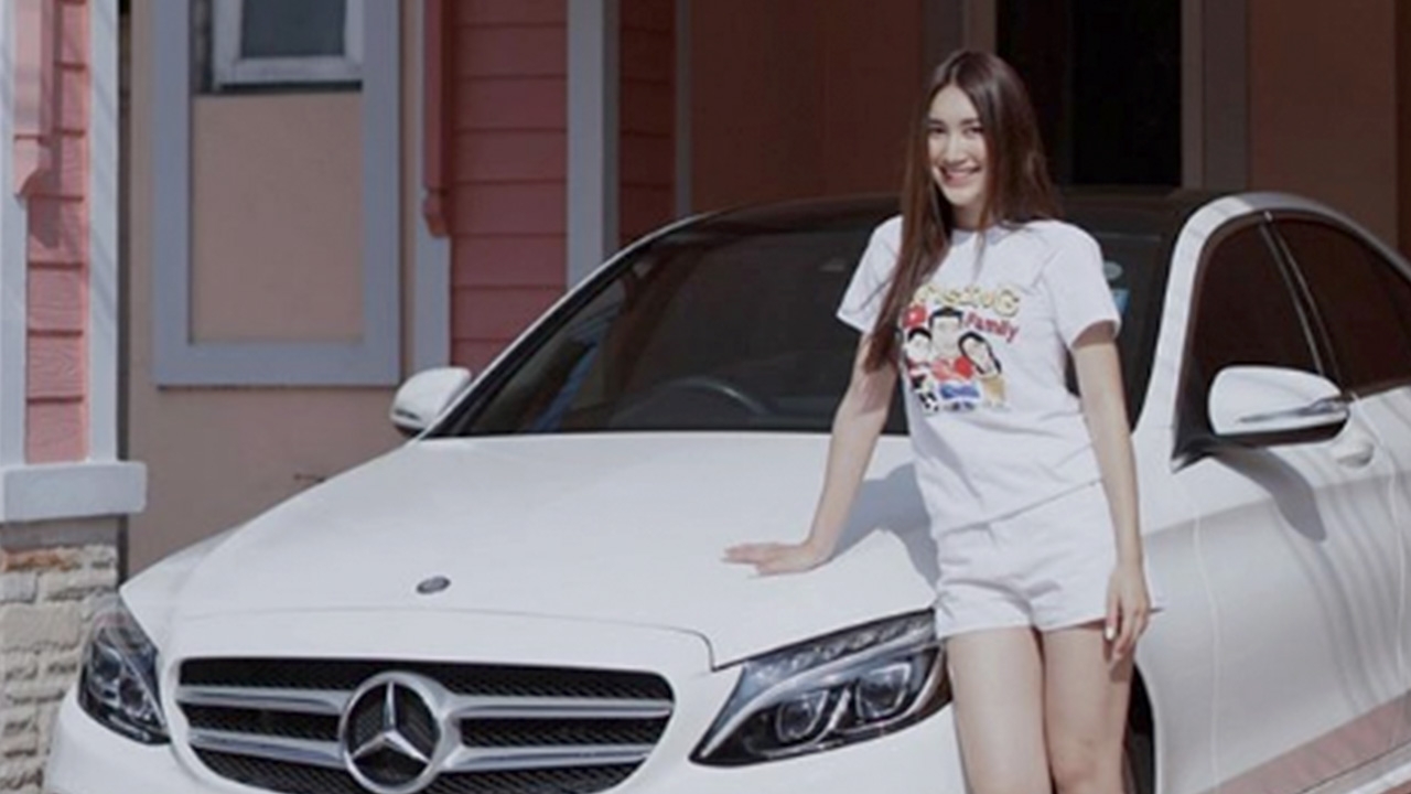 ลูกสมรักษ์ คำสิงห์ ถอยเบนซ์คันหรู เป็นของขวัญตัวเอง