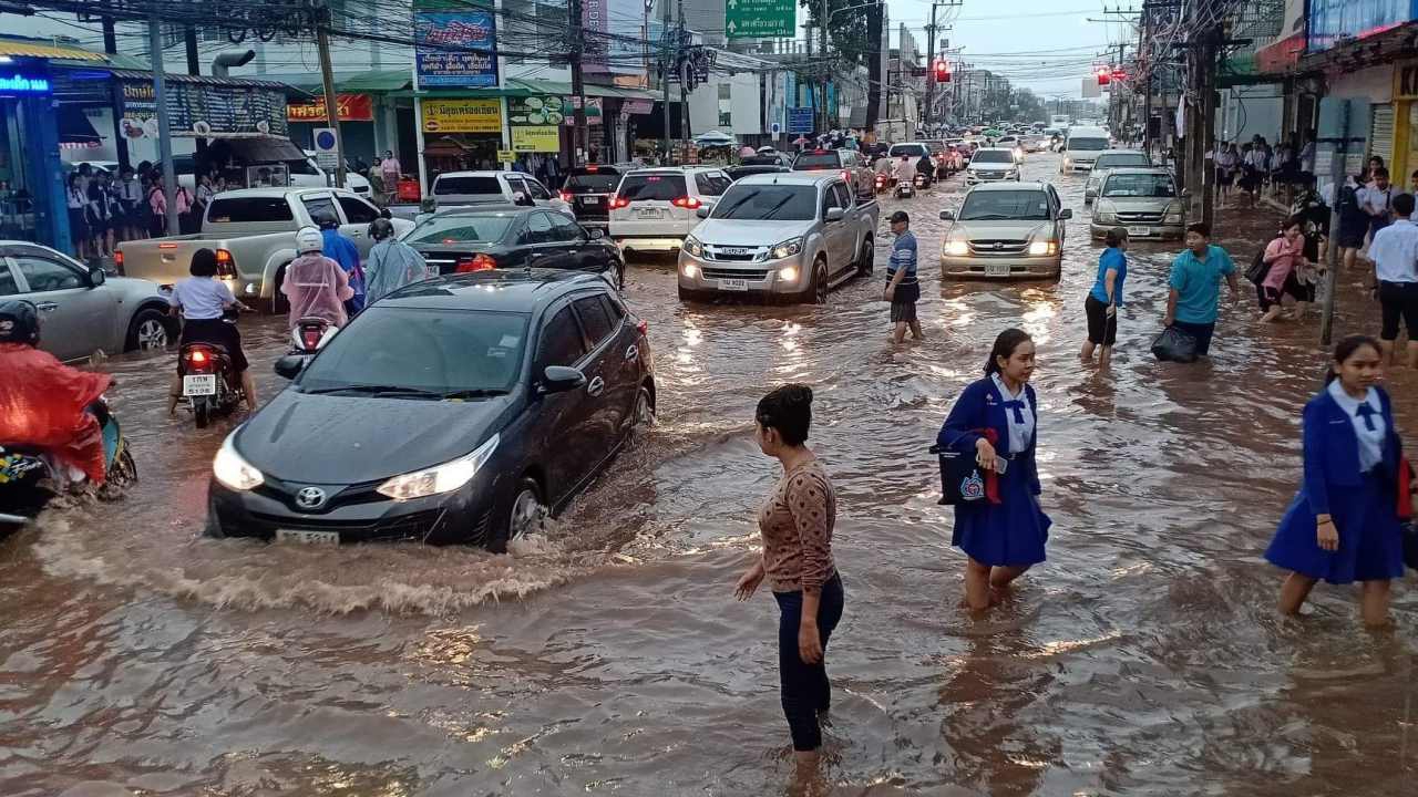 ฝนเดือน 11 ถล่มเมืองสุราษฎร์ฯ น้ำทะลัก ขยะอุดตัน ท่วมถนนหลายสาย 