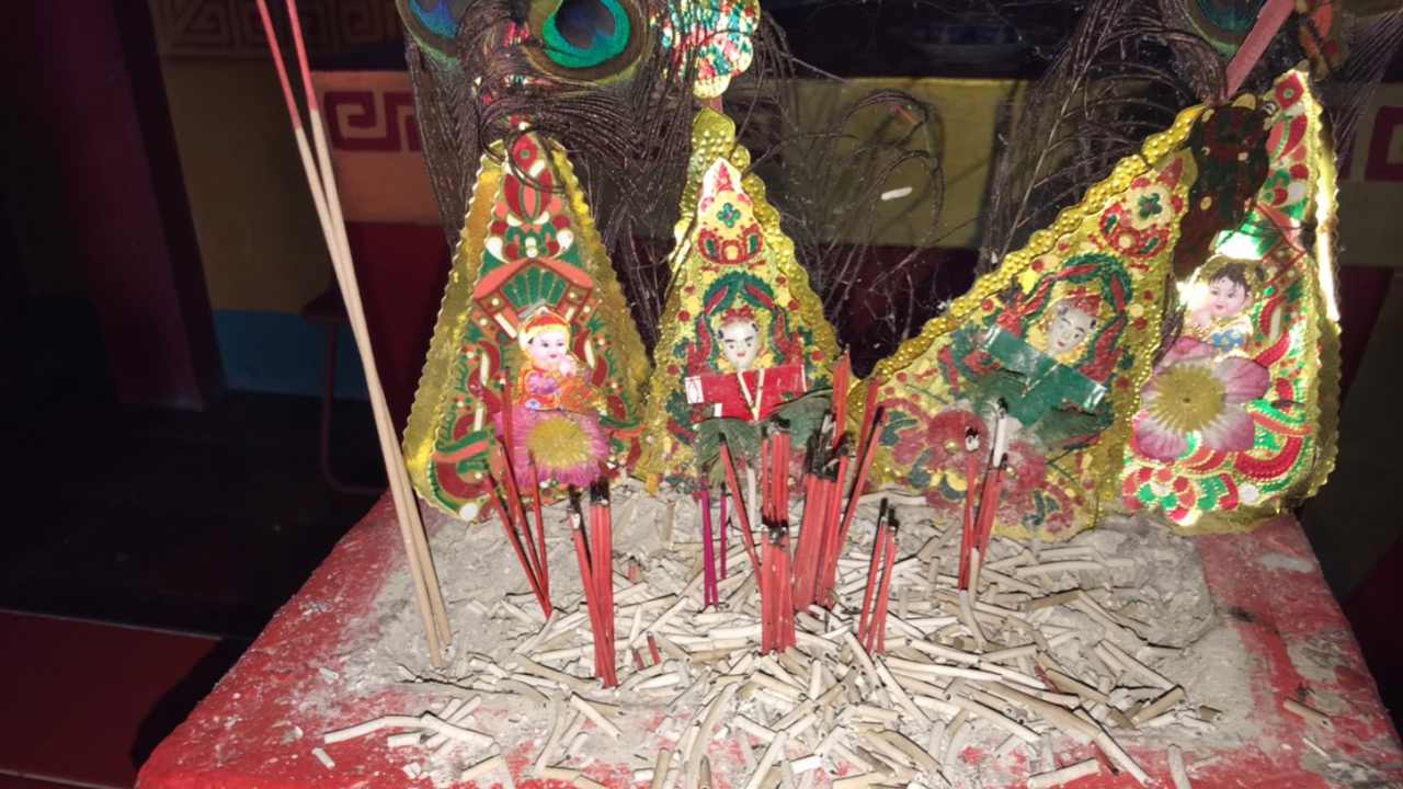 ท้าทายศรัทธา หวั่นอาเพศ บุกศาล "เจ้าพ่อเสือ" กลับด้านเทวรูป 