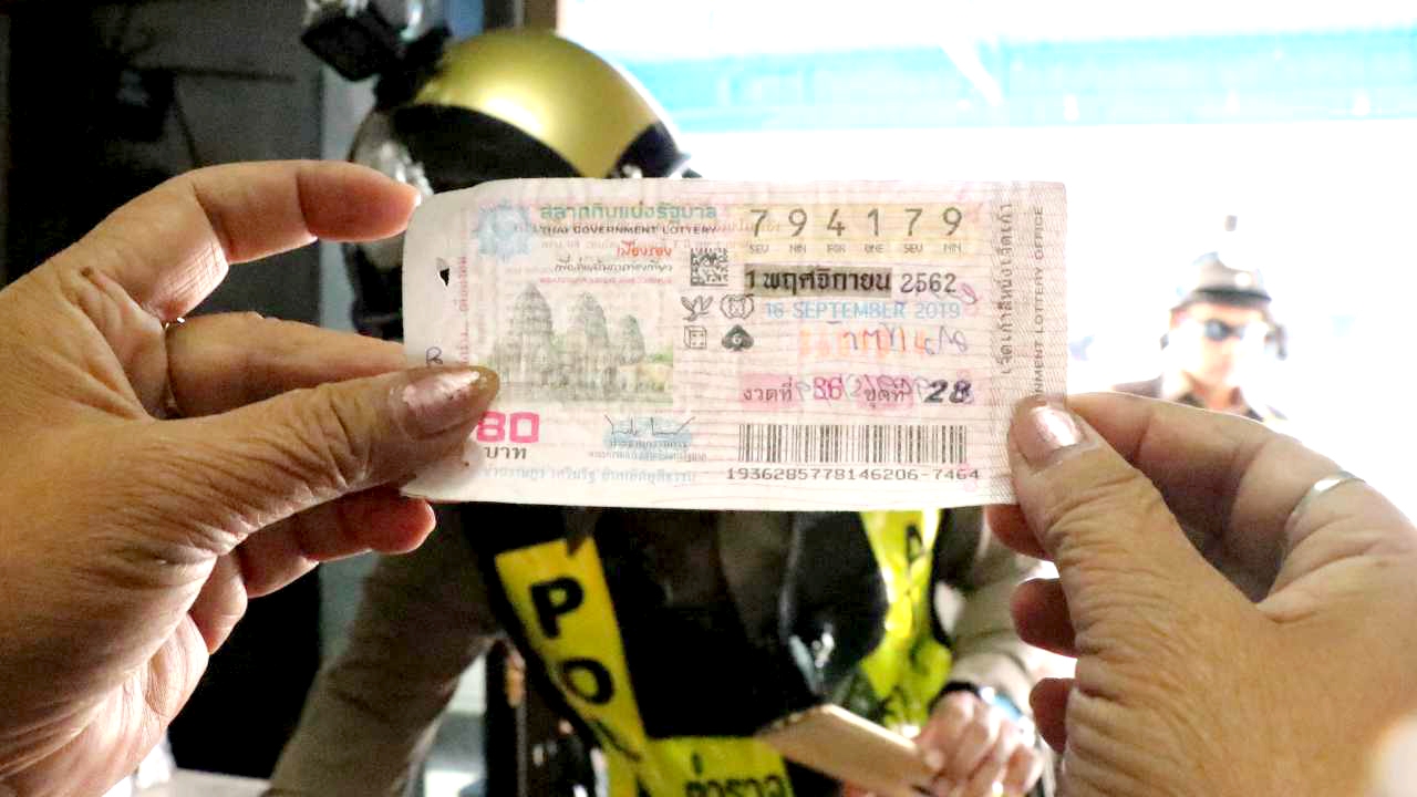 ปลอมลอตเตอรี่ ทีเดียว 15 ใบ ผัวเมียนำมาขึ้นเงิน อ้างซื้อจากคำชะโนด 