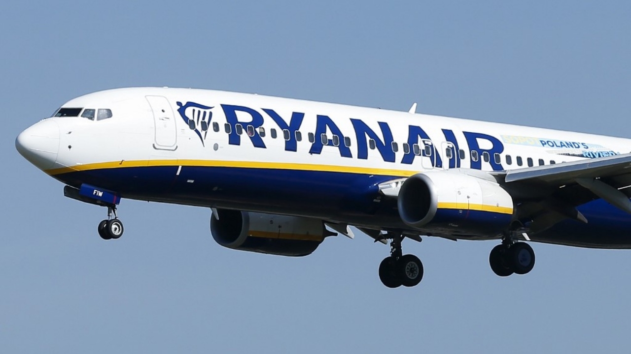 ไรอันแอร์ พักใช้งานเครื่องโบอิ้ง 737-800s  3 ลำ พบรอยแตกบนเครื่องบิน