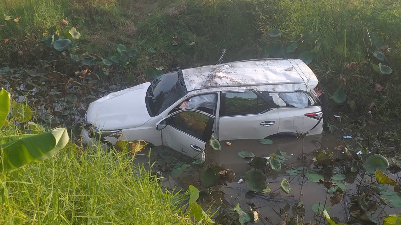 'ใบปอ รัตติยา' ลูกทุ่งดังซิ่งฟอร์จูนเนอร์ ชนจยย. คว่ำตกคลองเจ็บ