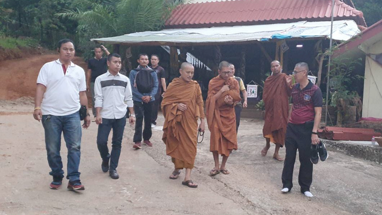 ตร.บุกถ้ำจับ'พ่อฤาษี' ข่มขืนลูกวัย15 โดน 3 ข้อหาหนัก ห้ามประกันตัว