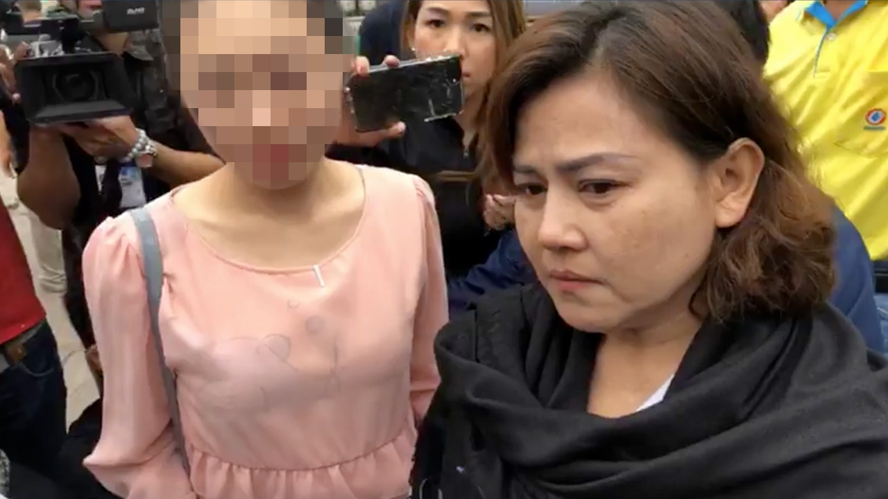 ตร.ล้อมจับ "แม่ของแม่มณี" โกงแชร์ ออมทอง เจ้าตัวลมจับหามส่ง รพ. (คลิป)