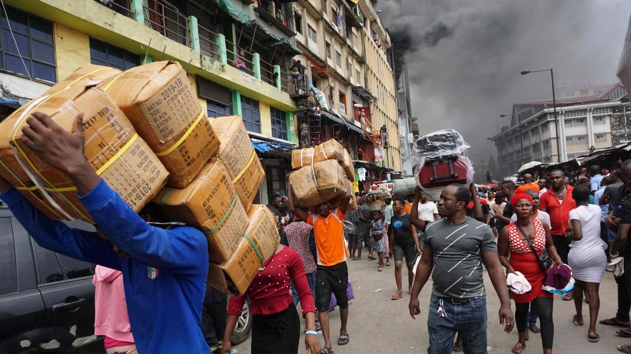 นาทีระทึก ไฟไหม้ตลาดดัง ไนจีเรีย เร่งขนของหนีพระเพลิง เสียหายยับ (คลิป)
