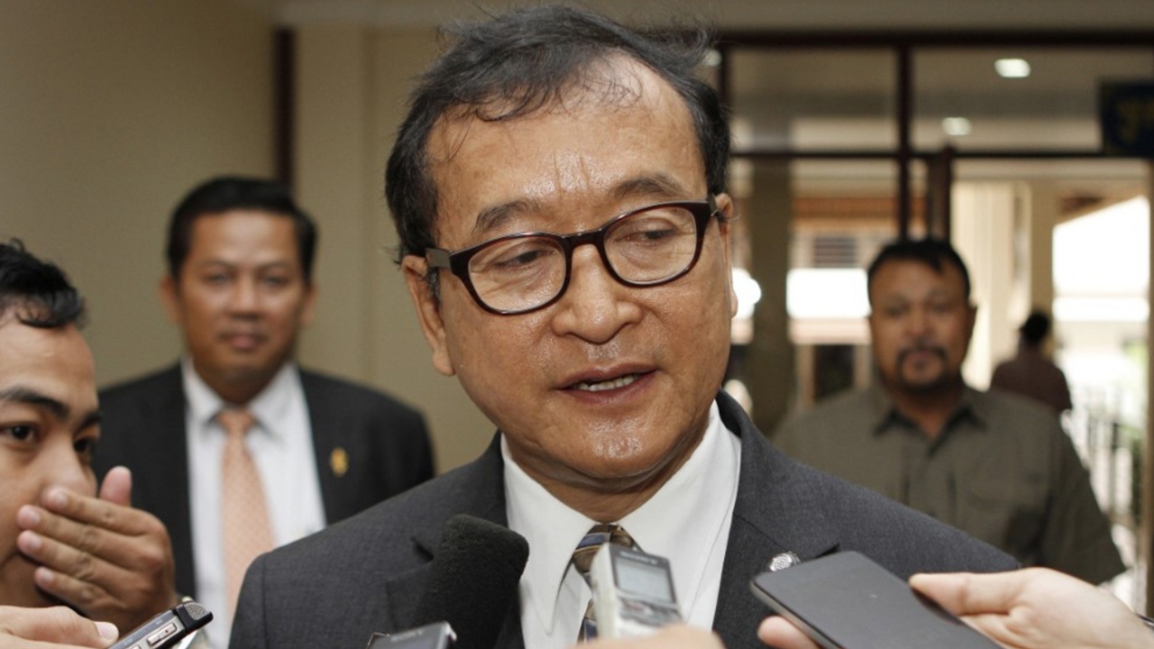 โลกจับตารบ.ไทย-สม รังสี ลั่นกลับเขมรแน่ 9 พ.ย.นั่งเครื่องลงสุวรรณภูมิ