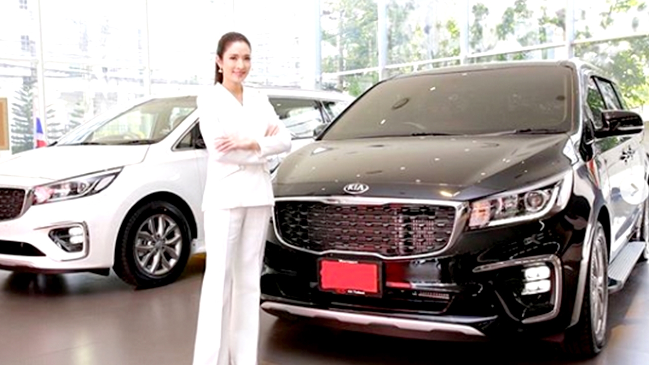 สายเปย์ตัวจริง แอฟ ทักษอร ถอยรถหรูให้ น้องปีใหม่กับคุณแม่ 2 คันรวด